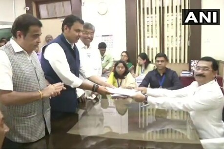 नागपुर में नामांकन दाखिल करते देवेंद्र फडणवीस. साथ में हैं केंद्रीय मंत्री नितिन गडकरी.