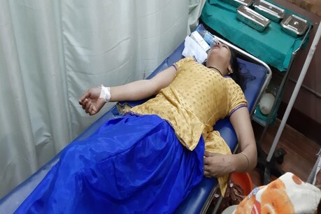 सेल्फी लेने के चक्कर में 80 फीट उंचे झूले से जमीन पर आ गिरी युवती, हालत नाजुक सेल्फी लेने के चक्कर में 80 फीट उंचे झूले से जमीन पर आ गिरी युवती, हालत नाजुक