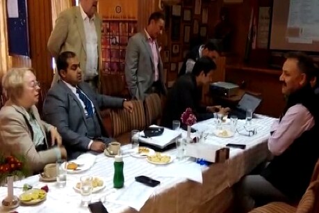 मंगलवार को पानी, सफाई व्यवस्था और शहर के विभिन्न क्षेत्रों का दौरा करेंगे.