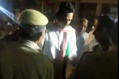 शराब पीने के आरोप पर भड़के कांग्रेस उम्मीदवार धर्मेंद्र ढुल, पुलिस के साथ की गाली गलौज शराब पीने के आरोप पर भड़के कांग्रेस उम्मीदवार धर्मेंद्र ढुल, पुलिस के साथ की गाली गलौज