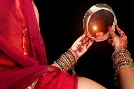 पत्नी ने कह दिया है कि अगर वह व्रत तुड़वाने नहीं आए तो वो अन्न-जल त्याग देगी.