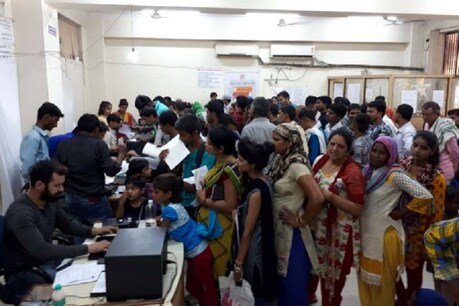 सीमांचल के आधार केंद्रों पर उमड़ रही प. बंगाल के लोगों की भीड़, ये है वजह सीमांचल के आधार केंद्रों पर उमड़ रही प. बंगाल के लोगों की भीड़, ये है वजह