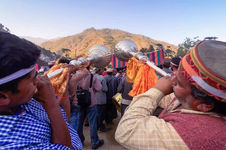 अंतरराष्ट्रीय कुल्लू दशहरा उत्सव में 13 अक्टूबर को 2000 बजंतरी पारंपरिक वाद्ययंत्रो की देवधुनों पर विश्व को शांति का संदेश देंगे.