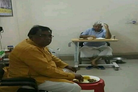 विधायक के साथ दाल-भात खाते लालू प्रसाद यादव की तस्वीर सोशल मीडिया पर वायरल हो रही है.
