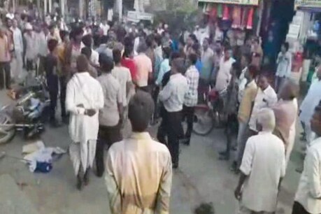 पति-पत्नी की कहासुनी से शुरू हुई बात लाठी डंडे के साथ जंग में हुई तब्दील, 8 लोग घायल पति-पत्नी की कहासुनी से शुरू हुई बात लाठी डंडे के साथ जंग में हुई तब्दील, 8 लोग घायल