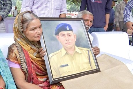 शहीदों के परिजनों को अब भी पेंशन और सम्मान राशि का इंतज़ार है