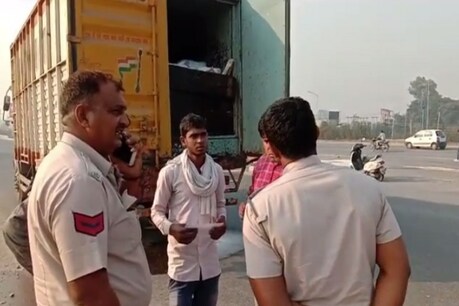 मांस से भरे ट्रक के ड्राइवर से पूछताछ करती पुलिस