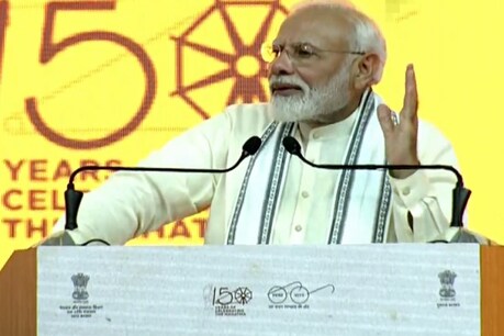 प्रधानमंत्री नरेंद्र मोदी (PM Narendra Modi) महात्मा गांधी (Mahatma Gandhi) की 150वीं जयंती पर अहमदाबाद (Ahmedabad) पहुंचे हैं. यहां उन्होंने कहा कि 5 वर्ष पहले जब लालकिले से मैंने स्वच्छ भारत के लिए देशवासियों को पुकारा था, तब हमारे पास सिर्फ जन विश्वास था और बापू का अमर संदेश था. बापू कहते थे कि दुनिया में जो बदलाव आप देखना चाहते हैं, पहले वो स्वयं में लाना होगा