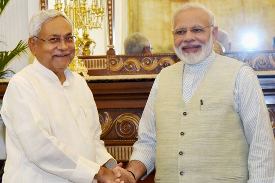 जहानाबाद जिले को पंचायती राज मंत्रालय द्वारा अलग-अलग कैटेगरी में तीन राष्ट्रीय पुरस्कारों के लिए चयनित किया गया है. (सीएम नीतीश और पीएम मोदी की फाइल फोटो)