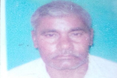अलीगढ़: प्रधान पति की दिन दहाड़े गोली मारकर हत्या, आंगन में बैठकर पढ़ रहे थे अखबार अलीगढ़: प्रधान पति की दिन दहाड़े गोली मारकर हत्या, आंगन में बैठकर पढ़ रहे थे अखबार