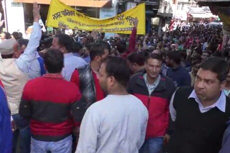 मसूरी नगर पालिका कार्मचारियों ने पालिकाध्यक्ष पर जूता फेंके जाने के ख़िलाफ़ मंगलवार को रैली निकाली और हड़ताल शुरु कर दी.