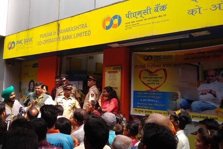 पंजाब एंड महाराष्ट्र कोऑपरेटिव बैंक के बाहर मौजूद लोग.