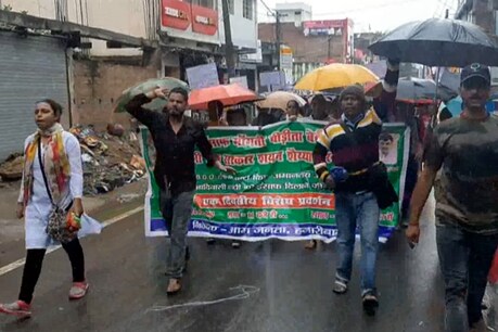 प्रदर्शन के दौरान आदिवासी छात्र-छात्राओं ने बीडीओ और उनकी पत्नी की गिरफ्तारी की मांग की