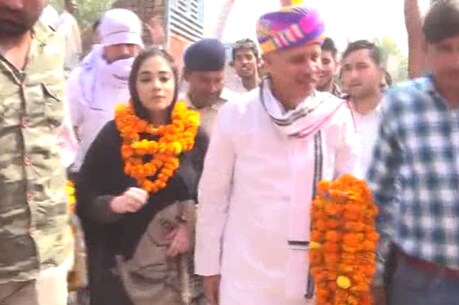 जनता के बीच केंद्रीय मंत्री राव इंद्रजीत सिंह और पुन्हाना से भाजपा उम्मीदवार नौक्षम चौधरी