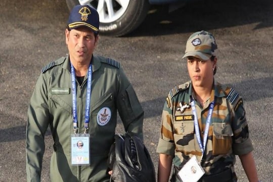 सचिन तेंदुलकर को वायुसेना में  ग्रुप कैप्टन की मानक रैंक दी गई है