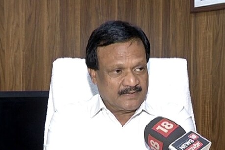 मंत्री सज्जन सिंह वर्मा के देवास निगमायुक्त ने छुए पैर.