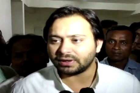 रविवार को जेल प्रशासन से विशेष अनुमति पर पिता लालू प्रसाद यादव से मिले तेजस्वी यादव
