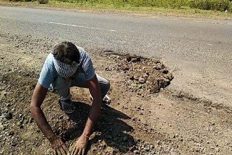 खराब सड़क के गड्ढ़ों को भरते संजय यादव