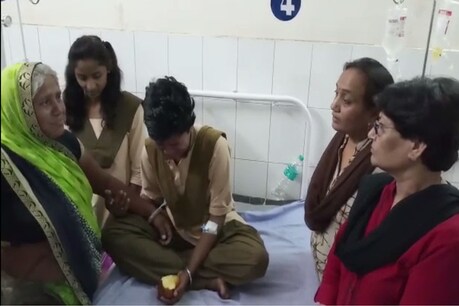छात्रा के साथ उसके परिजन