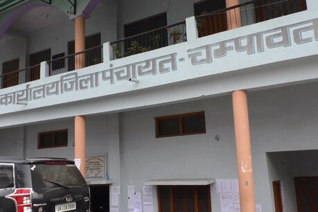 चंपावत ज़िला पंचायत में एक सदस्य को छोड़ दें तो सभी सदस्य 38 साल से कम उम्र के हैं और . बीएड, एमएड, बीकॉम, बीबीए, बीएसी, मैथ्स ऑनर्स की डिग्रियों से लैस हैं.