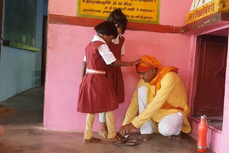 शिक्षक राजा भैया जो अपनी छात्राओं की रोज करता है पूजा... शिक्षक राजा भैया जो अपनी छात्राओं की रोज करता है पूजा...