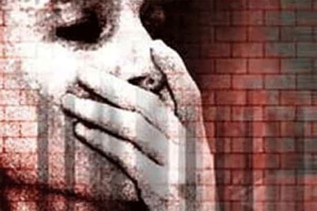 पहले महिला सहकर्मी को फिर से कहा गया- पैसा दो, नहीं तो मेरे साथ रात बिताओ ... पहले महिला सहकर्मी को फिर से कहा गया- पैसा दो, नहीं तो मेरे साथ रात बिताओ ...