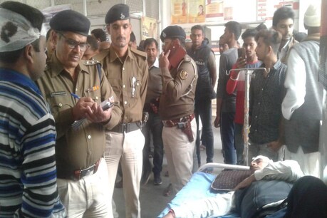 छपरा में दिनदहाड़े बैंक लूट ले गए अपराधी, मैनेजर और कैशियर को किया घायल छपरा में दिनदहाड़े बैंक लूट ले गए अपराधी, मैनेजर और कैशियर को किया घायल