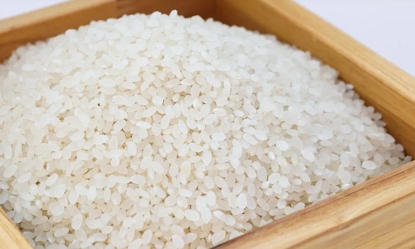  वैसे खाने की कई चीजें कभी एक्सपायर नहीं होती हैं. इन्हीं में से एक है सफेद चावल (White Rice). Utah State University अमेरिका में हुई एक रिसर्च में पाया गया कि सफेद चावल का पोषण 30 सालों तक खत्म नहीं होता है अगर इन चावलों को ऑक्सीजन फ्री कंटेनर में और 40 डिग्री फैरनहाइड से कम तापमान पर रखा जाए. वहीं ब्राउन राइज 6 महीने से ज्यादा नहीं चलता है क्योंकि इसमें नेचुरल ऑइल की मात्रा ज्यादा होती है.