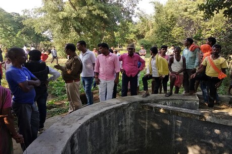 जमुई में एक साथ तीन शव मिलने के बाद कुएं के पास जमा भीड़