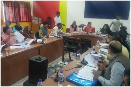 अंडा सियासत: BJP की बहुमत वाली जिला पंचायत ने मिडडे मील में अंडे देने के खिलाफ प्रस्ताव पास किया, कही ये बात अंडा सियासत: BJP की बहुमत वाली जिला पंचायत ने मिडडे मील में अंडे देने के खिलाफ प्रस्ताव पास किया, कही ये बात