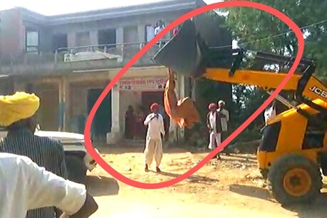 घटना के बाद से हमलावर फरार है और पुलिस (Police) तलाश में जुटी है.