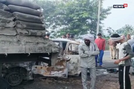 जली हई कार को देखते ग्राणीण