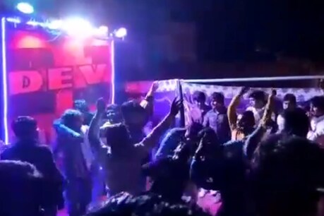पुलिस को छका रहे कुख्यात बदमाश विक्रम उर्फ पपला पर बन रहे हैं गाने, डांस के वीडियो हो रहे वायरल पुलिस को छका रहे कुख्यात बदमाश विक्रम उर्फ पपला पर बन रहे हैं गाने, डांस के वीडियो हो रहे वायरल
