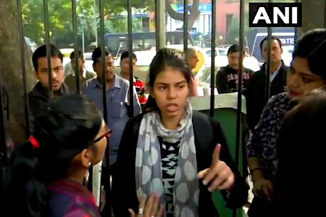 हैदराबाद गैंगरेप: संसद के बाहर धरने पर बैठी युवती ने कहा- मैं अपने भारत में सुरक्षित क्यों नहीं महसूस करती हैदराबाद गैंगरेप: संसद के बाहर धरने पर बैठी युवती ने कहा- मैं अपने भारत में सुरक्षित क्यों नहीं महसूस करती