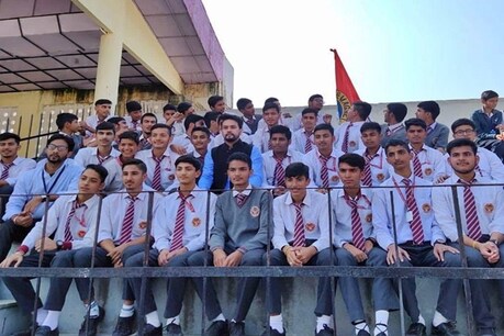 ऊना में स्कूली बच्चों के साथ अनुराग ठाकुर.