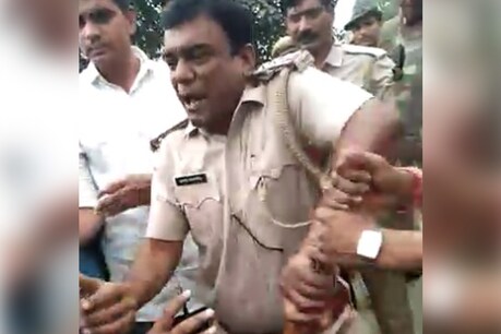 ग्रामीणों द्वारा किए जा रहे जाम और प्रदर्शन के दौरान मांगरोल थानाप्रभारी ने एक युवक से मारपीट कर दी. उसके बाद ग्रामीण और भड़क गए. फोटो : न्यूज 18 राजस्थान ।