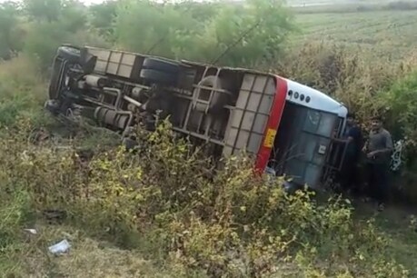 लोक परिवहन बस रोडवेज से टकराकर खाई में 2-3 पलटी खा गई. फोटो : न्यूज 18 राजस्थान ।