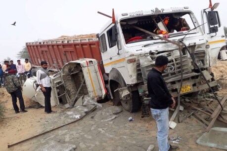 बीकानेर में फिर भीषण हादसा: कोहरा बना काल, ट्रेलर और कैम्पर भिड़े, 5 लोगों की मौत बीकानेर में फिर भीषण हादसा: कोहरा बना काल, ट्रेलर और कैम्पर भिड़े, 5 लोगों की मौत