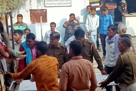 बीकानेर में दर्दनाक हादसा: बेकाबू कार ने 2 बच्चों समेत 4 लोगों को कुचला, चारों की मौत बीकानेर में दर्दनाक हादसा: बेकाबू कार ने 2 बच्चों समेत 4 लोगों को कुचला, चारों की मौत