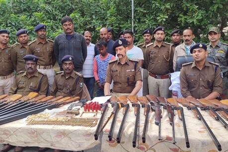 बरामद किए गए हथियारों के साथ मीडिया को जानकारी देते डीआईजी मनु महाराज