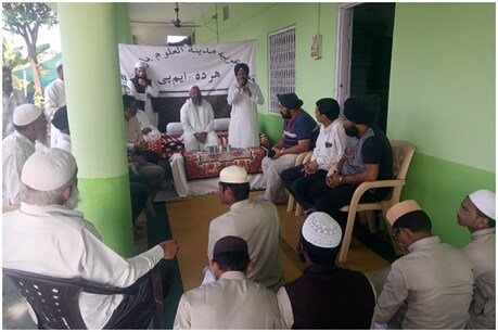 हरदाः गुरुनानक जयंती पर सिख समाज की अनोखी पहल ने दिया कौमी एकता का संदेश हरदाः गुरुनानक जयंती पर सिख समाज की अनोखी पहल ने दिया कौमी एकता का संदेश