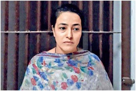 पंचकूला हिंसा मामला: राम रहीम की सबसे बड़ी राजदार हनीप्रीत कोर्ट में हुई पेश पंचकूला हिंसा मामला: राम रहीम की सबसे बड़ी राजदार हनीप्रीत कोर्ट में हुई पेश