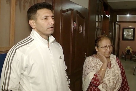 पूर्व लोकसभा स्पीकर सुमित्रा महाजन से उनके घर पर मिलने पहुंचे खेल मंत्री जीतू पटवारी