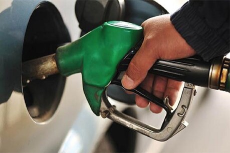 सोमवार को फिर महंगा हुआ Petrol, जानिए आपके राज्य में कितने रुपए पहुंचा भाव? सोमवार को फिर महंगा हुआ Petrol, जानिए आपके राज्य में कितने रुपए पहुंचा भाव?