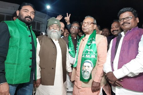 टिकट कटने से बागी हुए बीजेपी विधायक फूलचंद मंडल, JMM का थामा दामन टिकट कटने से बागी हुए बीजेपी विधायक फूलचंद मंडल, JMM का थामा दामन
