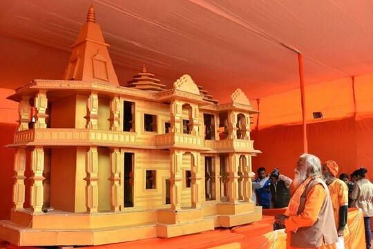 राम जन्मभूमि के मुख्य पुजारी सत्येंद्र दास का कहना है कि जो मंदिर बने उसका गर्भगृह सोने का बने. (प्रतीकात्मक चित्र)