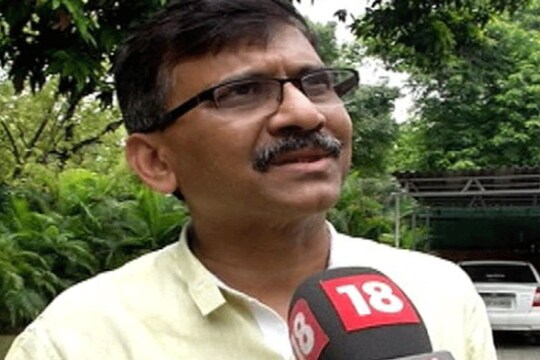 शिवसेना-एनसीपी-कांग्रेस के सभी विधायक सोमवार को मुंबई के होटल हयात में इकट्ठा हुए थे. इस दौरान विधायकों ने तीनों पार्टियों के गठबंधन के प्रति निष्ठा की शपथ ली. (फाइल फोटो)