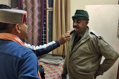 ऊना. मौके पर थाना प्रभारी की जांच एल्कोसेंसर से की गई.