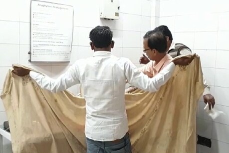 संभल में करीब 70 प्रतिशत तक जल चुकी रेप पीड़िता को दिल्ली रेफर कर दिया गया है.