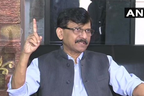 संजय राउत एनसीपी विधायकों से मिलने के लिए होटल हयात पहुंचे हैं.